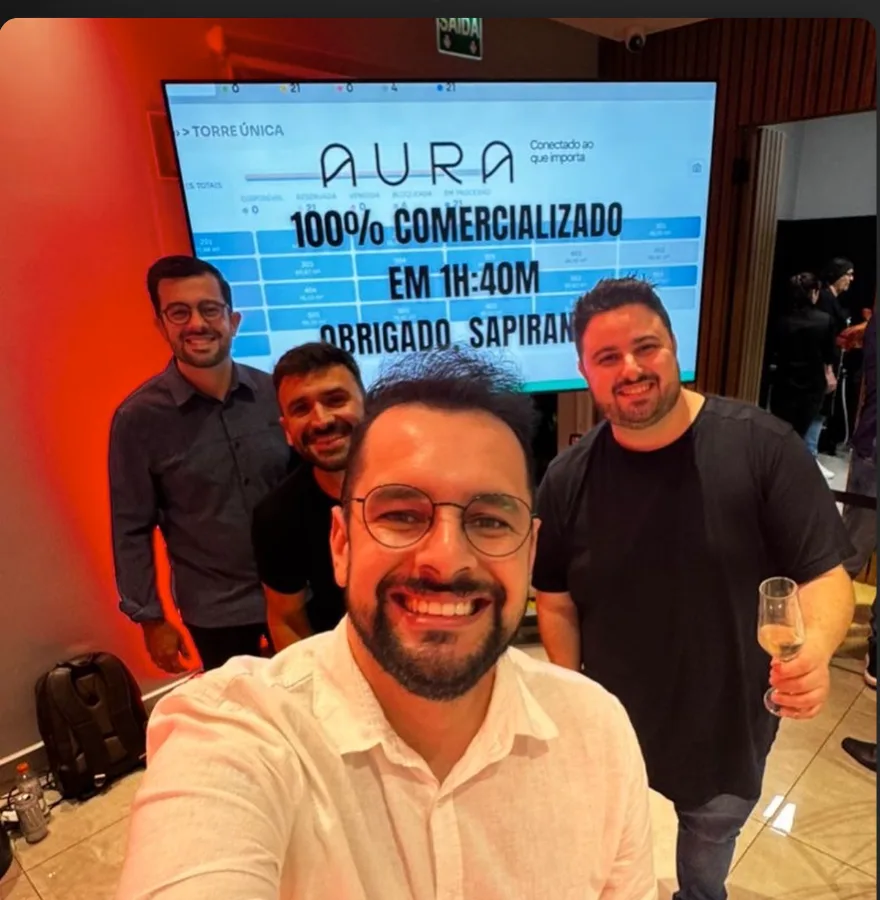 Equipe Enfoque na finalização do lançamento Aura, em Sapiranga/RS, comercializado 100% em 1h40min.